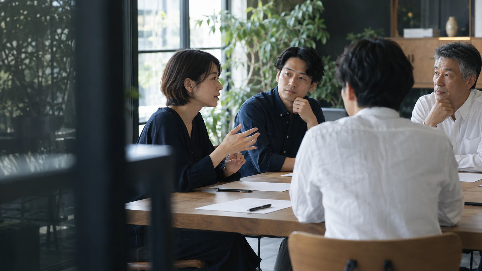 ワークシートを囲み、少人数で互いの考えを聞く企業のチーム